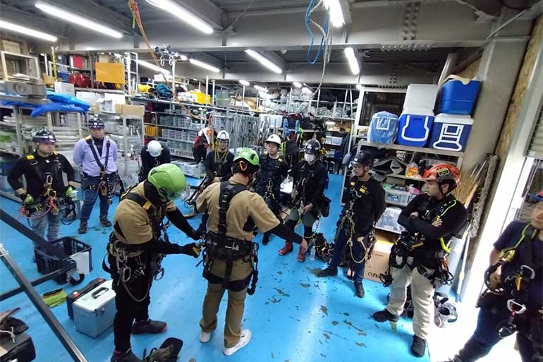 ロープアクセスのスキルアップトレーニングの様子