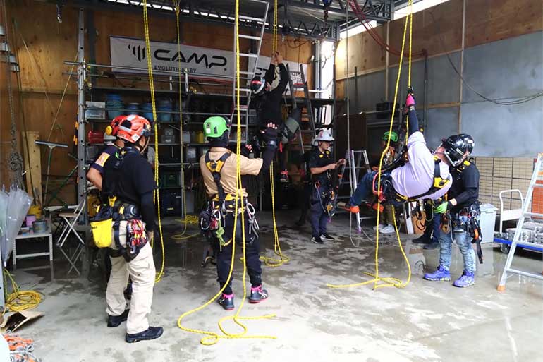 ロープアクセスのスキルアップトレーニングの様子