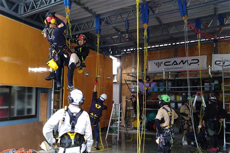 ロープアクセスのスキルアップトレーニングの様子