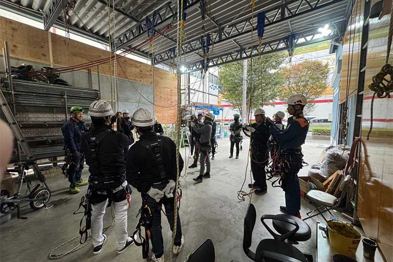 ロープ高所作業特別教育の様子