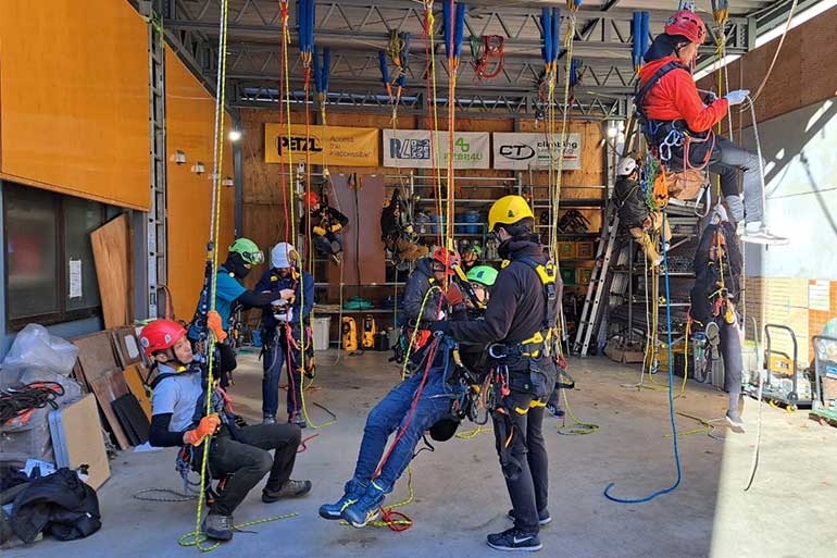 ロープアクセスラボ開催ののスキルアップトレーニングの様子