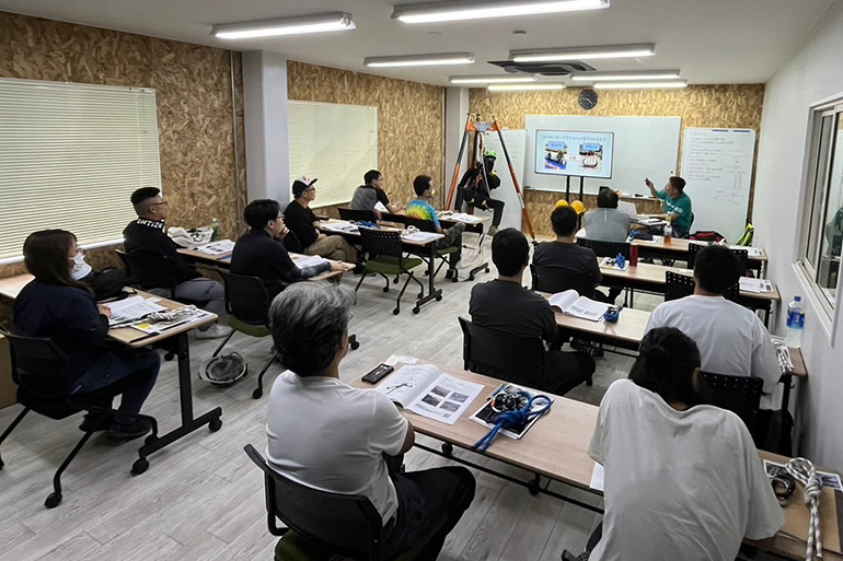 ロープ高所作業特別教育の様子