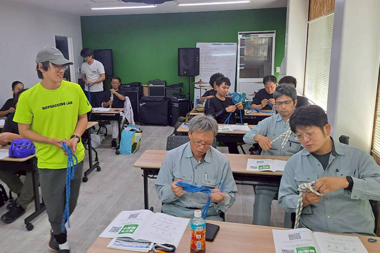ロープ高所作業特別教育の様子