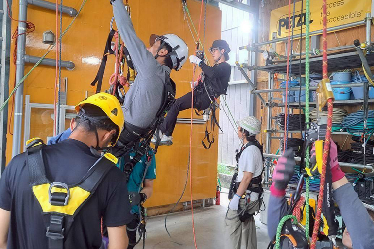 ロープ高所作業特別教育の様子