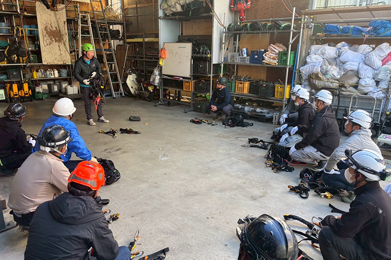 ロープ高所作業特別教育の様子