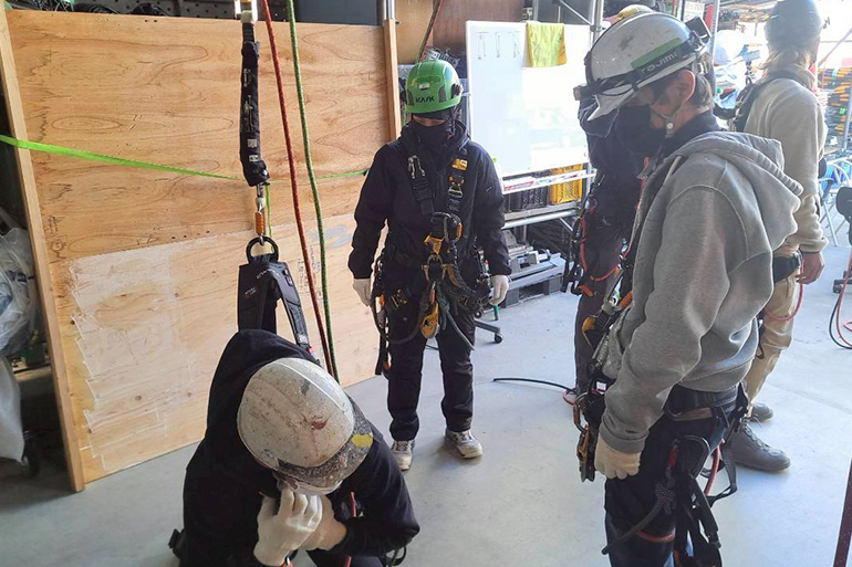 ロープ高所作業特別教育の様子