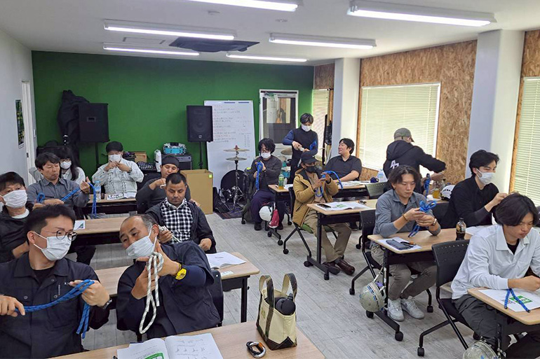 ロープ高所作業特別教育の様子