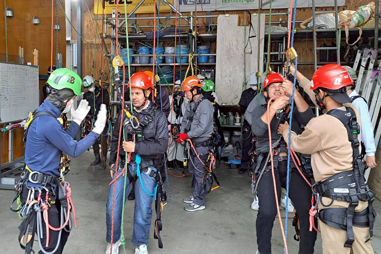 ロープ高所作業特別教育の様子